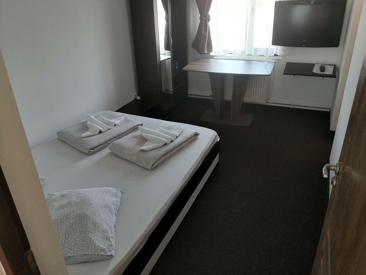 Pensiunea Platinum Târgu Jiu Exteriör bild