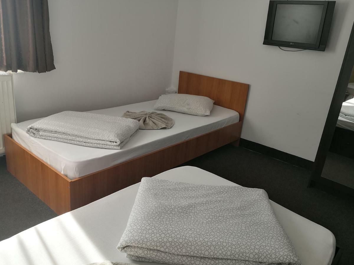 Pensiunea Platinum Târgu Jiu Exteriör bild